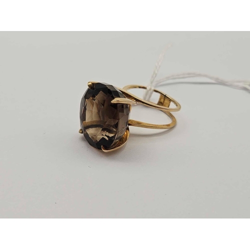 83 - AN UNUSUAL MODERNISTIC SMOKEY QUARTZ DRESS RING 14 CT SIZE 0 13.3 G