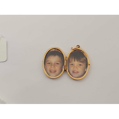 88 - An oval locket 9ct 3.7g