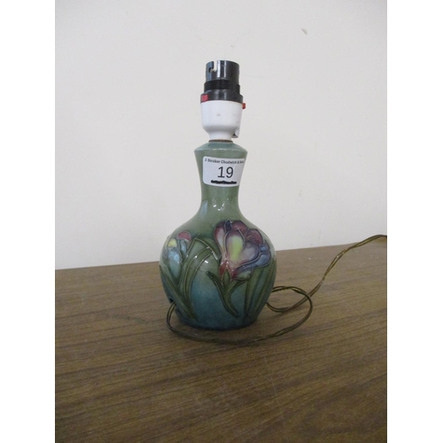 19 - A MOORCROFT SMALL TABLE LAMP