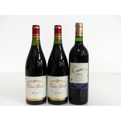 551 - 2 bts Cune Viña Real Oro Rioja Reserva 2001 CVNE vts, ts 1 bt Cune Rioja Reserva 2004 CVNE i.n, vsl ... 
