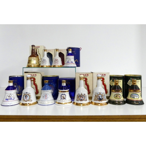 95 - 1 75-cl bt Bells Specially Selected Old Scotch Whisky oc 40% 1 50-cl Bells Decanter to Commemorate T... 