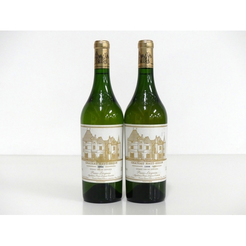 1078 - 2 bts Ch. Haut-Brion  Blanc 1998 Pessac (Graves), 1er Cru Classé, hf, hf/i.n, vsl stl