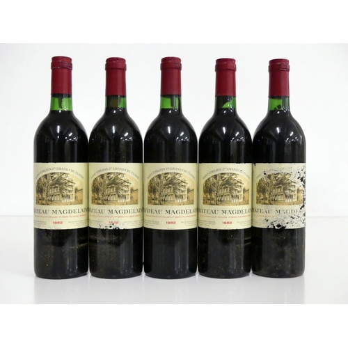 130 - 4 bts Ch. Magdelaine 1982 St-Émilion, 1er Grand Cru Classé, 3 i.n, 1 vts, vsl bs, 1 pt dis 1 bt Ch. ... 