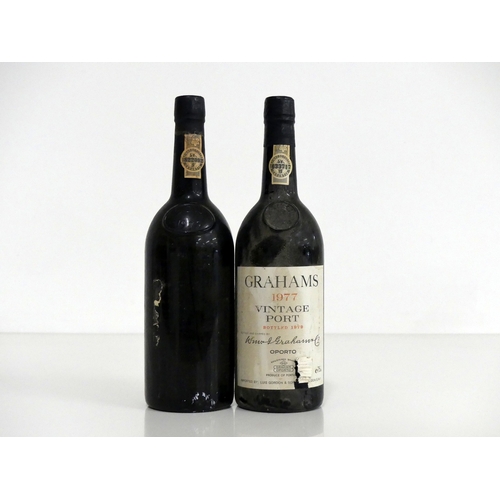 548 - 1 bt Dows 1975 Vintage Port base of neck, missing label, ID from embossed bottle and capsule 1 bt Gr... 