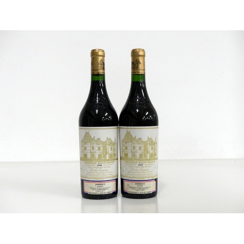 747 - 2 bts Ch. Haut-Brion 1995 Pessac (Graves), 1er Cru Classé i.n, vsl stl, Italian Import slip