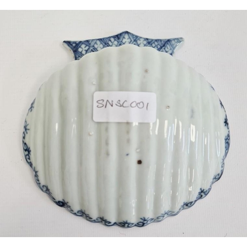 59 - 18th century Lowestoft-style porcelain pickle dish, scallopshell pattern and having underglaze blue ... 