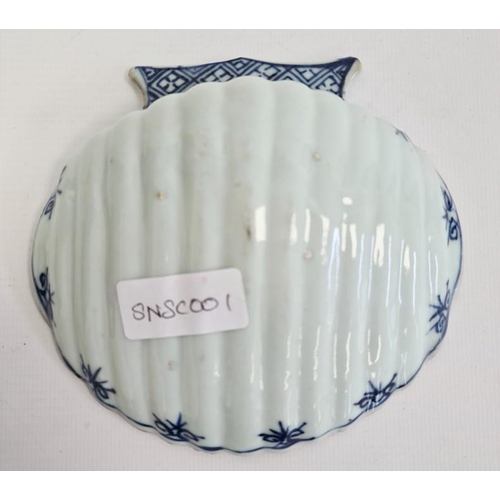 60 - 18th century Lowestoft-style porcelain pickle dish, scallopshell pattern and having underglaze blue ... 