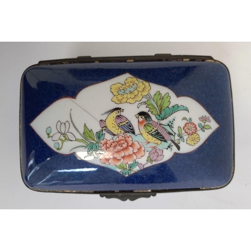 61 - Porcelain and metal-mounted casket painted in the Chinese manner with reserves of birds, on a mottle... 