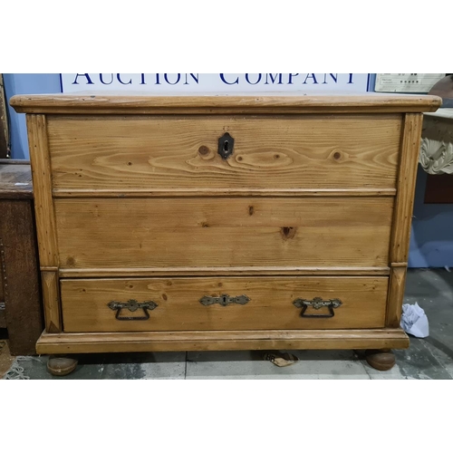 1357 - Pine mule type chest with lift-top above a single drawer, turned feet