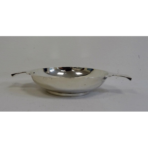 530B - Mappin & Webb silver two-handled circular quaich, Sheffield 1912, 2.4oz