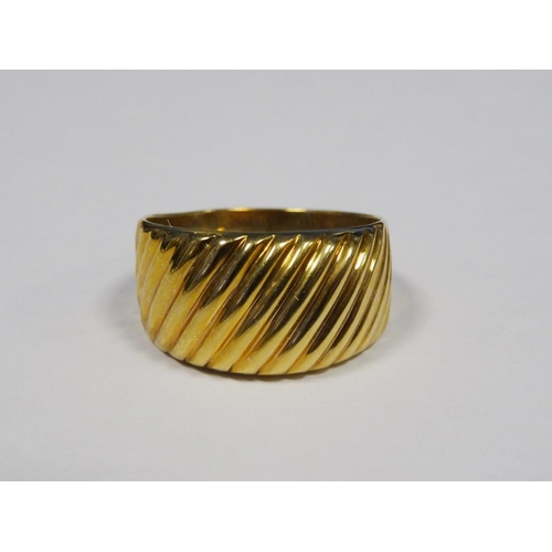 545 - 9ct gold ring with reeded top, 3.4g approx