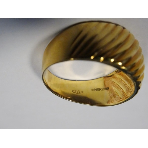 545 - 9ct gold ring with reeded top, 3.4g approx