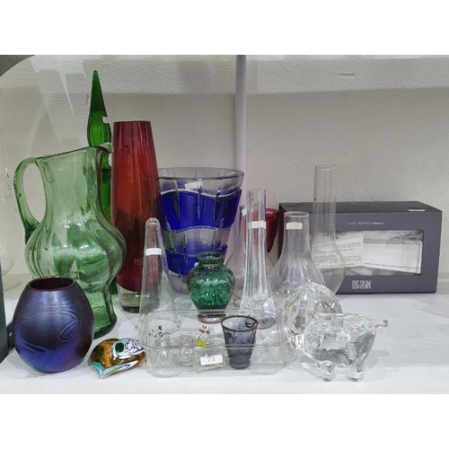 72 - Mtarfa iridescent glass vase approx 11.5 cm, further various glass vases and glass to include Murano... 