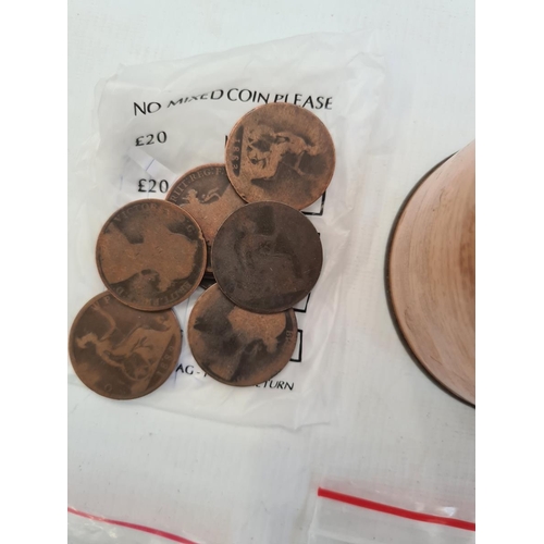 211 - A quantity of George V farthings and a large amount of pennies