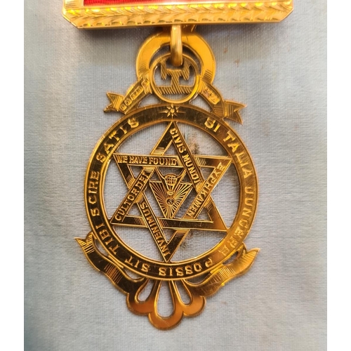 264 - A 15ct gold Masonic medal, inscribed 'St Italia  Jungere Possis Sit Tibi Scire Satis', around star, ... 