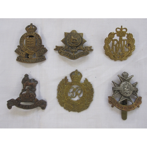 238 - Collection of British military cap badges, badges and buttons (1 bag)