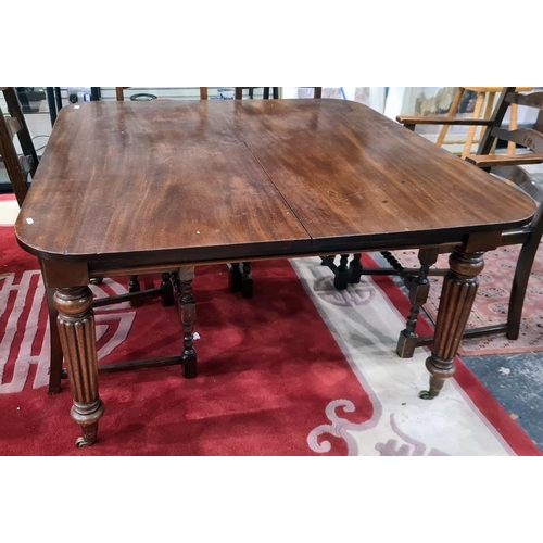 1047 - William IV mahogany extending dining table (no leaf), the rectangular top with rounded corners, on t... 