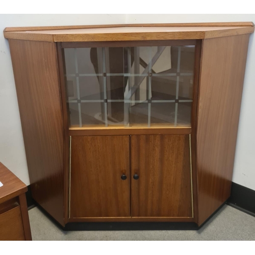 1055 - Mid-century corner unit with two sliding glass doors above two cupboard doors, plinth base