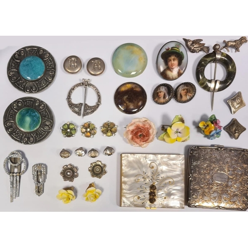 285 - Quantity of costume jewellery to include silver buttons, brooches, compacts, pottery jewellery, Rusk... 