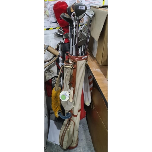 410 - Quantity of golf clubs in two bags (2)