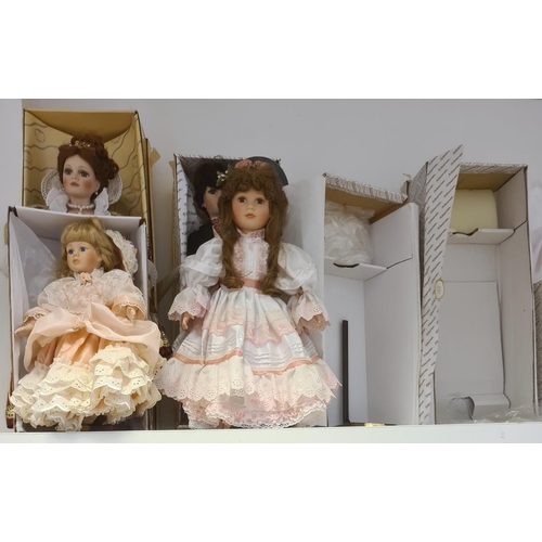 423 - Alberon limited edition porcelain collectors doll of Elizabeth I, with certificate, no.636/2500 and ... 