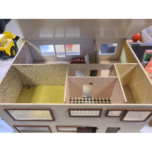 534 - 20th century doll's house with lift-up roof and front opening with green roof and white painted hous... 