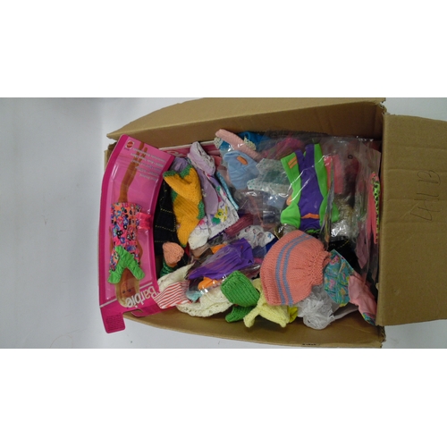 411b - Box of vintage Sindy and Barbie dolls, some with clothing and loose Sindy furniture and accessories