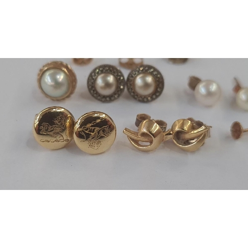 565 - Various gold and pearl earrings