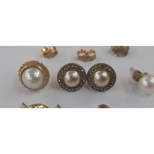 565 - Various gold and pearl earrings