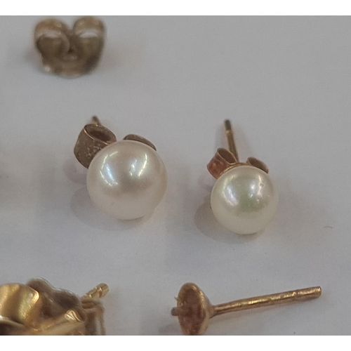 565 - Various gold and pearl earrings