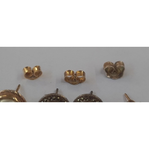 565 - Various gold and pearl earrings