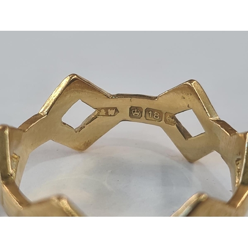 581 - 18ct gold ring in the form of a band of pierced lozenges, 3.4g approx