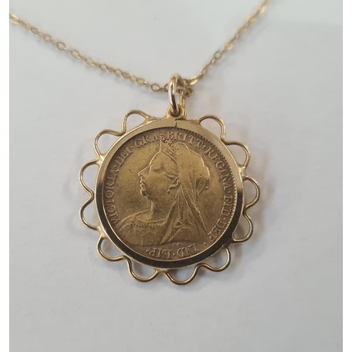 590 - Victorian 1901 half sovereign in pendant mount with pierced scallop border on fine 9ct gold chain