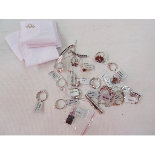 674 - Large quantity of silver stone set rings, pendants and other jewellery in white pouches