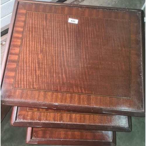 1076 - Modern nest of three mahogany tables and one further side table (2)