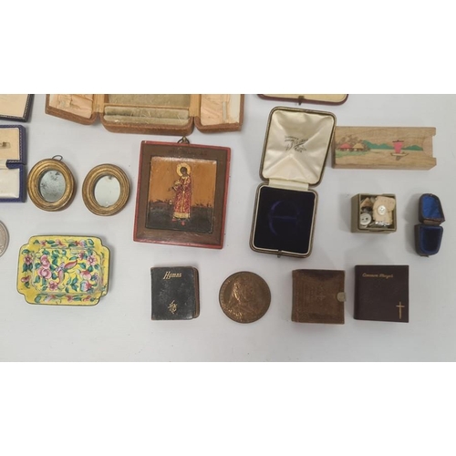 210 - Quantity of jewellery cases including a Victorian shaped leather bracelet case, a red leather brooch... 