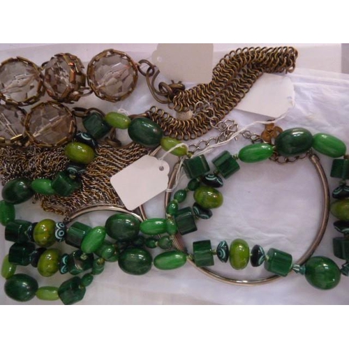 321 - Agate and green stone necklace, amber-type necklace and another (3)