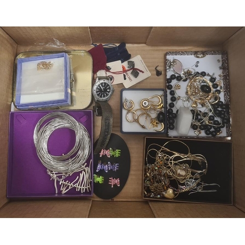 352 - Quantity of costume jewellery to include necklaces, earrings, bracelets, hair clips, watches, etc (1... 