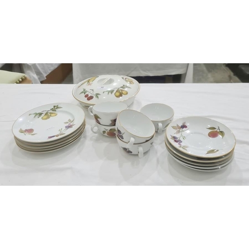 48 - Large quantity Royal Worcester Evesham Oven-to-Tableware to include covered serving dishes, flan dis... 