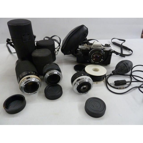 125 - Olympus10 camera, cased, a Hoyer HMC Zoom 80-200mm 1:4 lens no.331954, a Hoyer Auto Teleconverter 3x... 