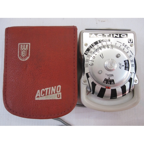 121 - Leica M2-995 442 rangefinder camera, a Summaron lens serial number 1810648, an IROOA lens hood, in b... 