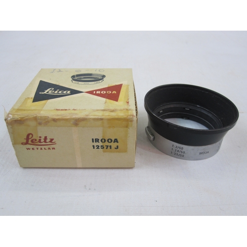 121 - Leica M2-995 442 rangefinder camera, a Summaron lens serial number 1810648, an IROOA lens hood, in b... 