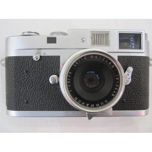 121 - Leica M2-995 442 rangefinder camera, a Summaron lens serial number 1810648, an IROOA lens hood, in b... 
