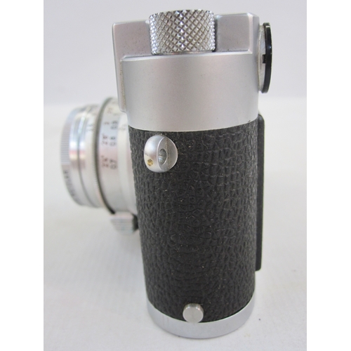 121 - Leica M2-995 442 rangefinder camera, a Summaron lens serial number 1810648, an IROOA lens hood, in b... 