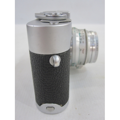 121 - Leica M2-995 442 rangefinder camera, a Summaron lens serial number 1810648, an IROOA lens hood, in b... 