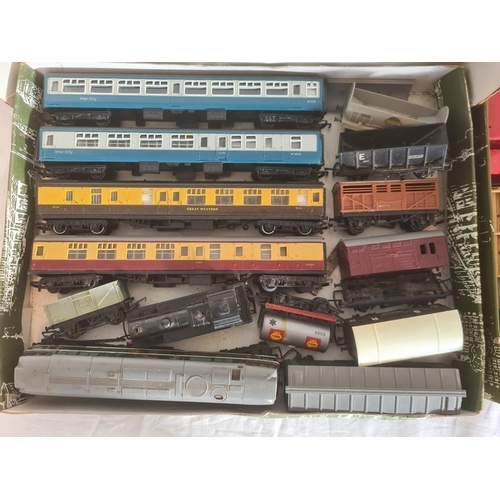 332 - Triang 00 gauge loco 47606, Triang carriages, trailers, large quantity of track, accessories and Mul... 