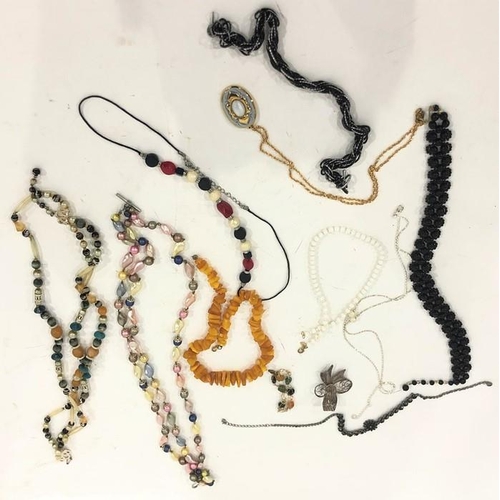 385 - Quantity of costume jewellery to include diamante brooches, Scottish thistle brooch, lady's white me... 