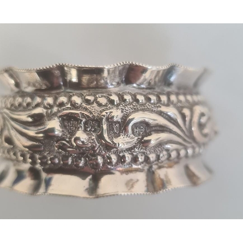 406 - A pair of early 20th century silver napkin rings, scalloped edges, boxed, Birmingham 1929, makers Sa... 