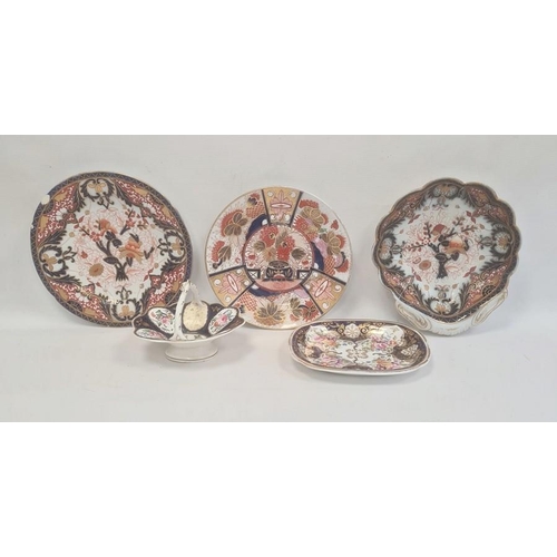 17 - Group of English porcelain, circa 1820, comprising a Chamberlains Worcester Imari pattern plate, an ... 