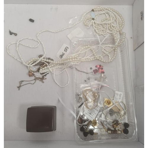 320 - Quantity of costume jewellery including a diamante bracelet, assorted stud earrings, necklaces, pend... 